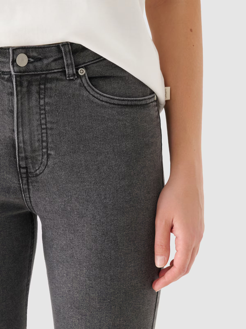 Jeansy o dopasowanym kroju skinny damskie Outhorn