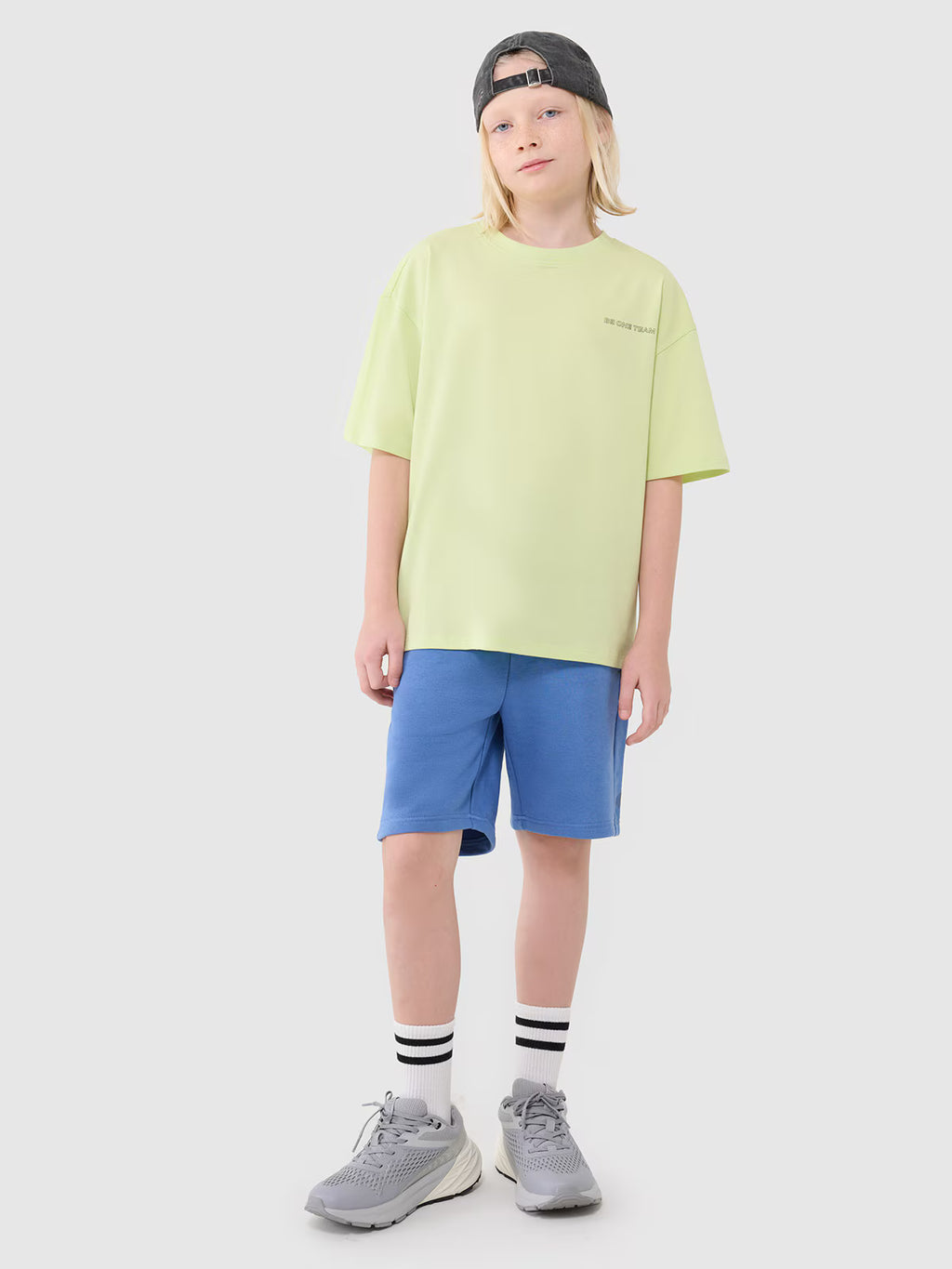T-shirt oversize z napisem chłopięcy