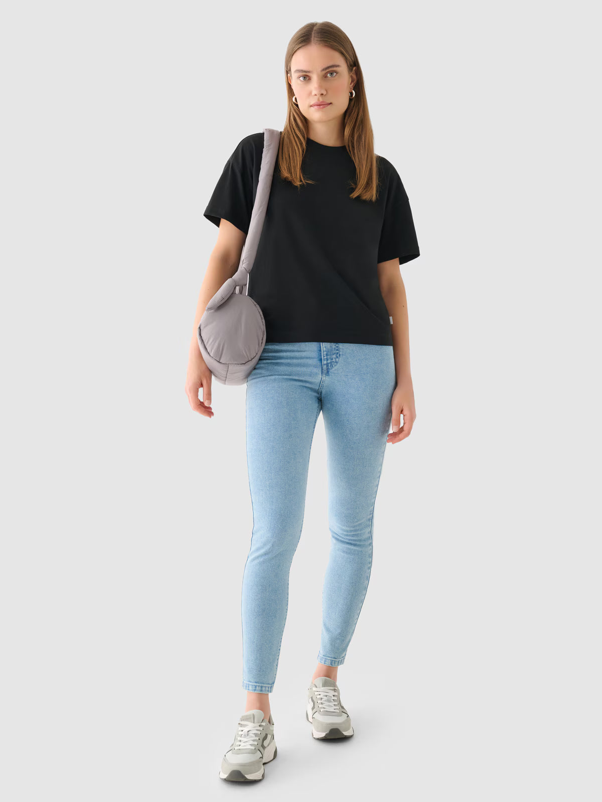 Jeansy o dopasowanym kroju skinny damskie Outhorn
