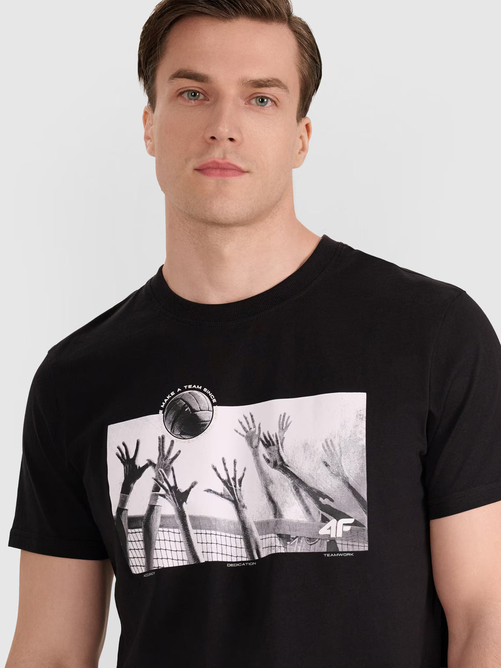 T-shirt regular z nadrukiem siatkarskim męski