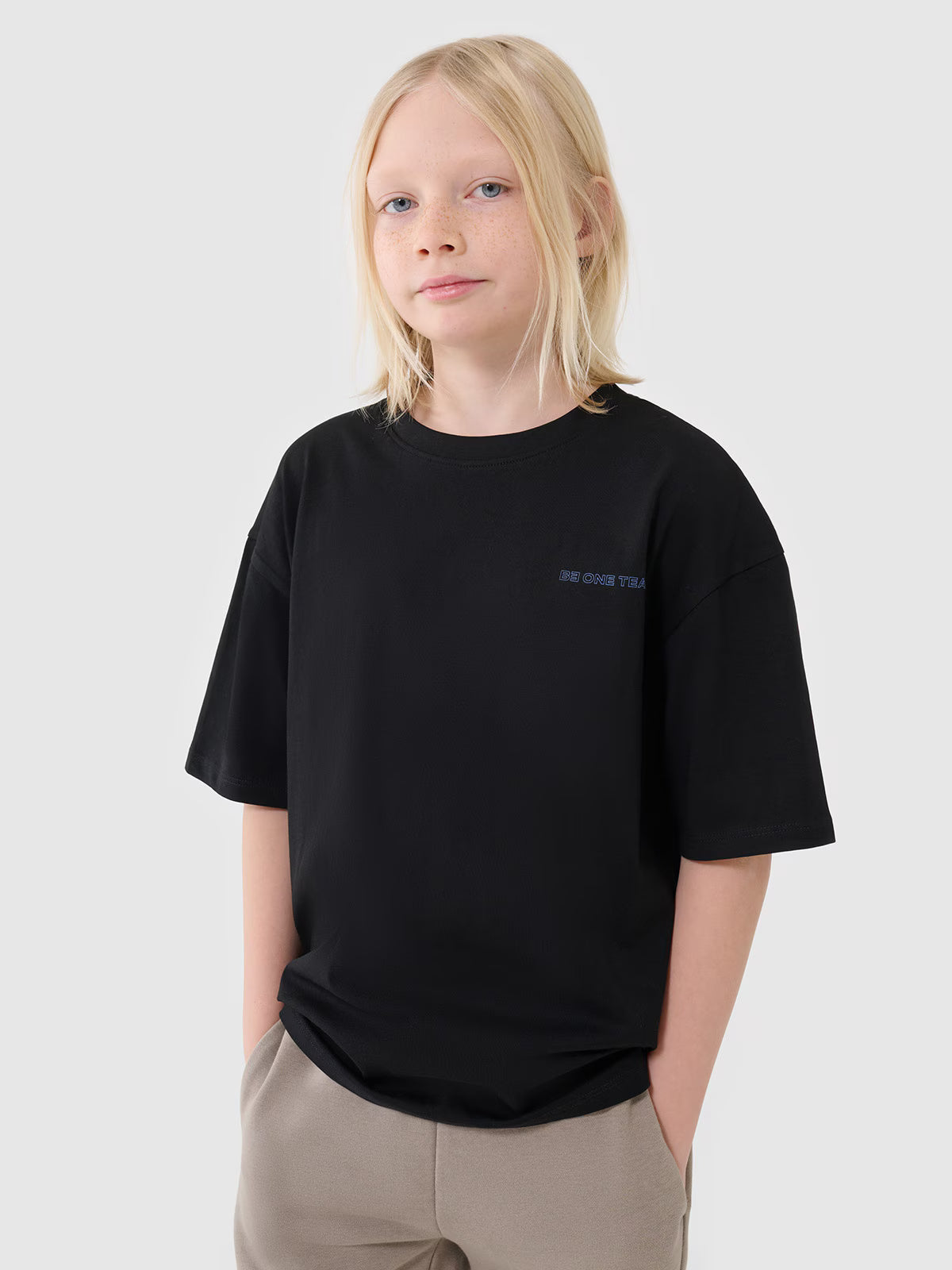 T-shirt oversize z napisem chłopięcy