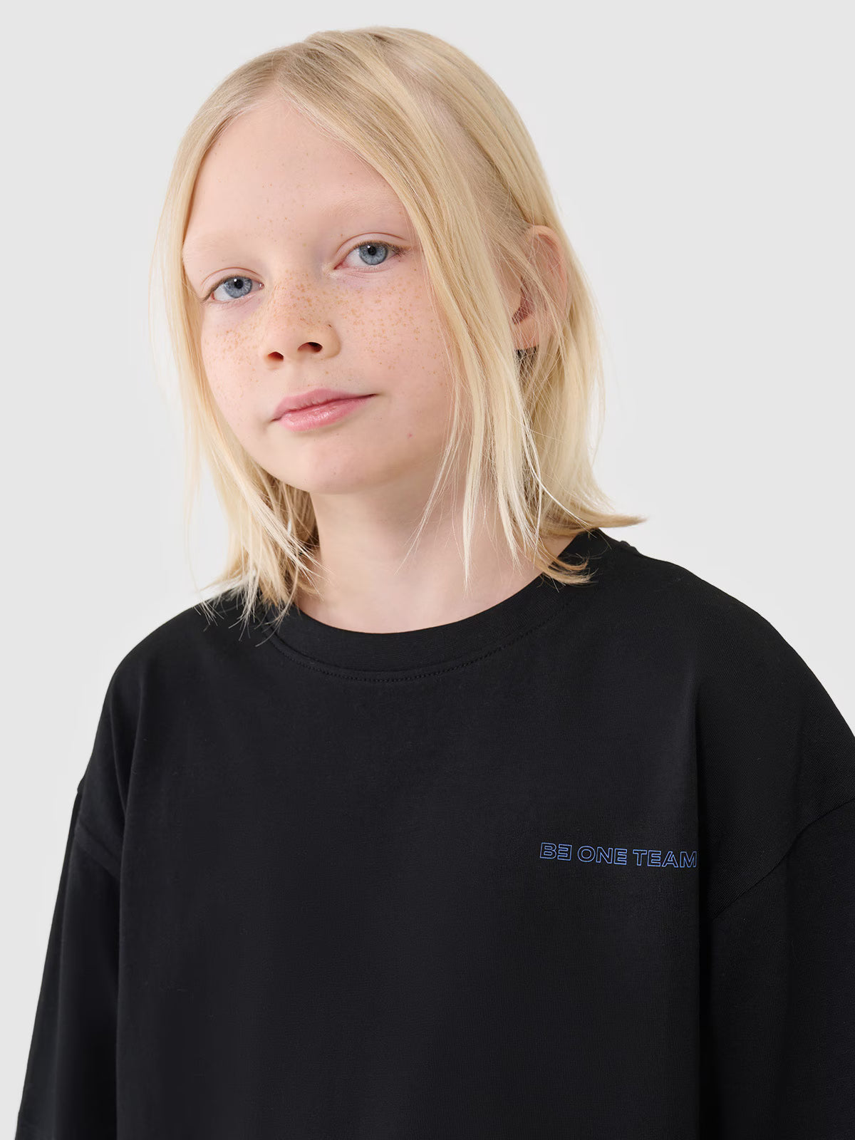 T-shirt oversize z napisem chłopięcy