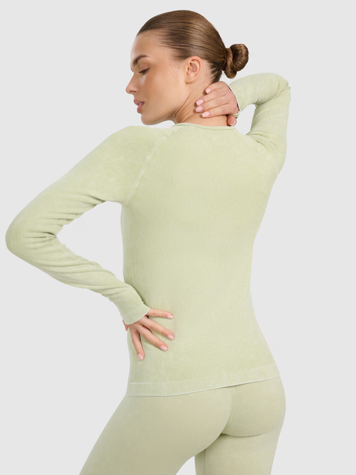 Longsleeve slim do jogi i pilatesu szybkoschnący damski