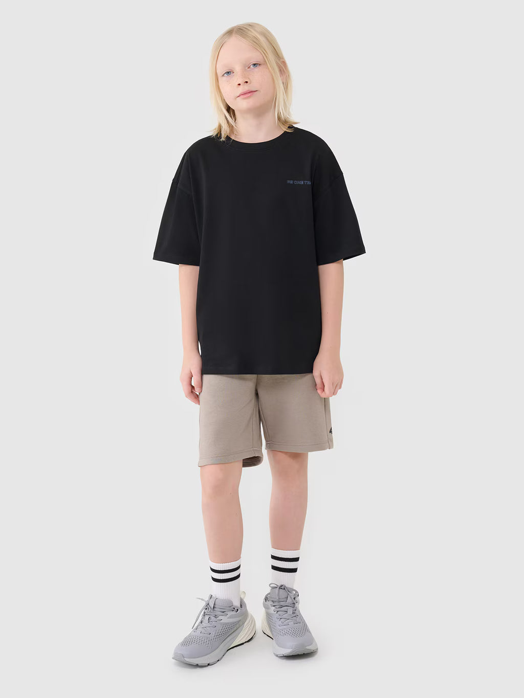 T-shirt oversize z napisem chłopięcy