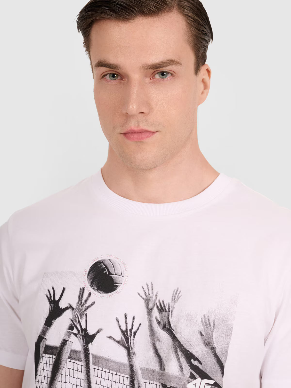 T-shirt regular z nadrukiem siatkarskim męski