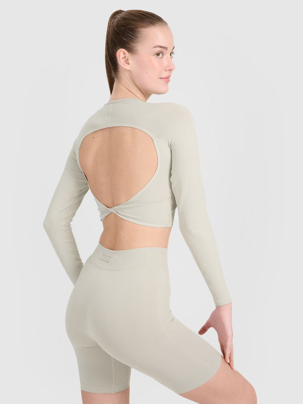 Longsleeve treningowy crop-top z wycięciem na plecach damski