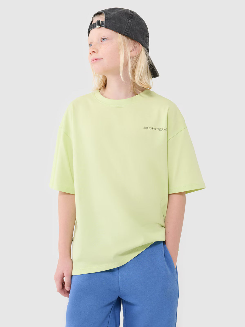 T-shirt oversize z napisem chłopięcy