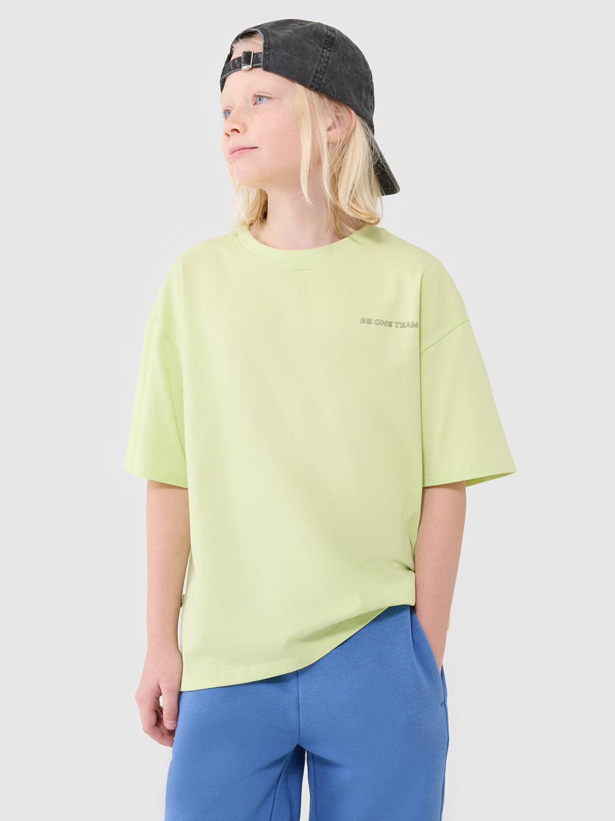 T-shirt oversize z napisem chłopięcy