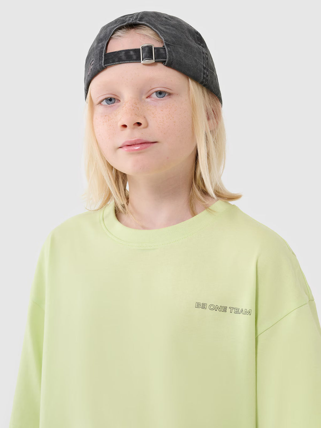T-shirt oversize z napisem chłopięcy