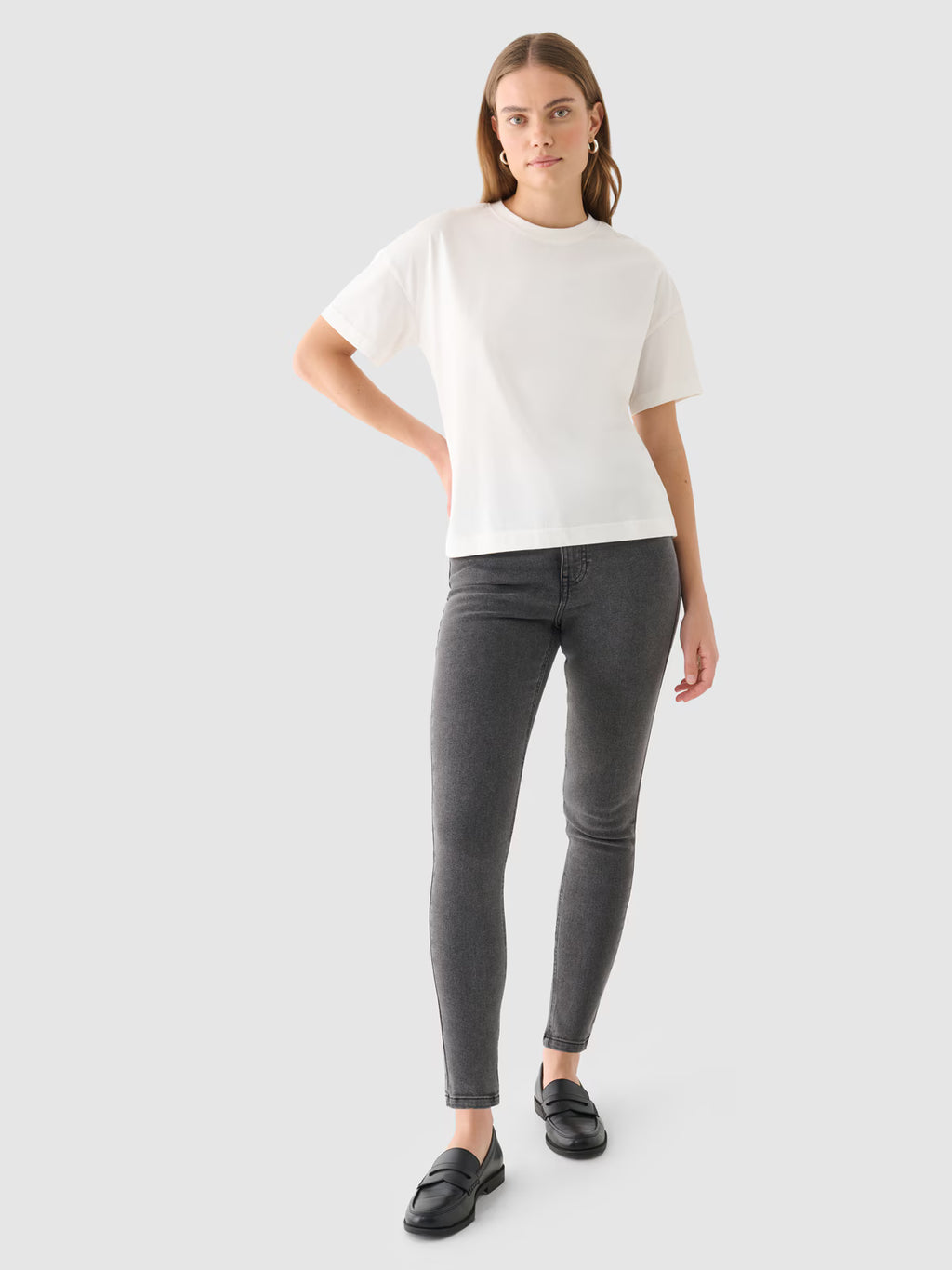 Jeansy o dopasowanym kroju skinny damskie Outhorn
