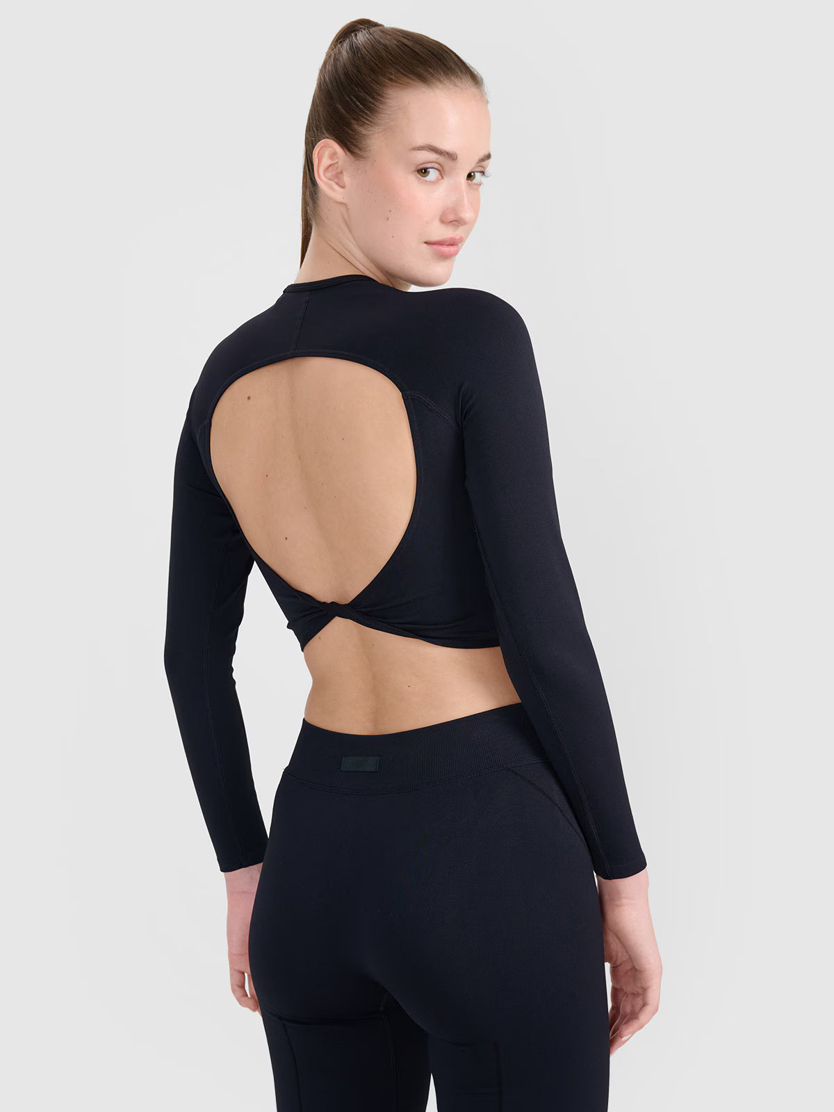 Longsleeve treningowy crop-top z wycięciem na plecach damski