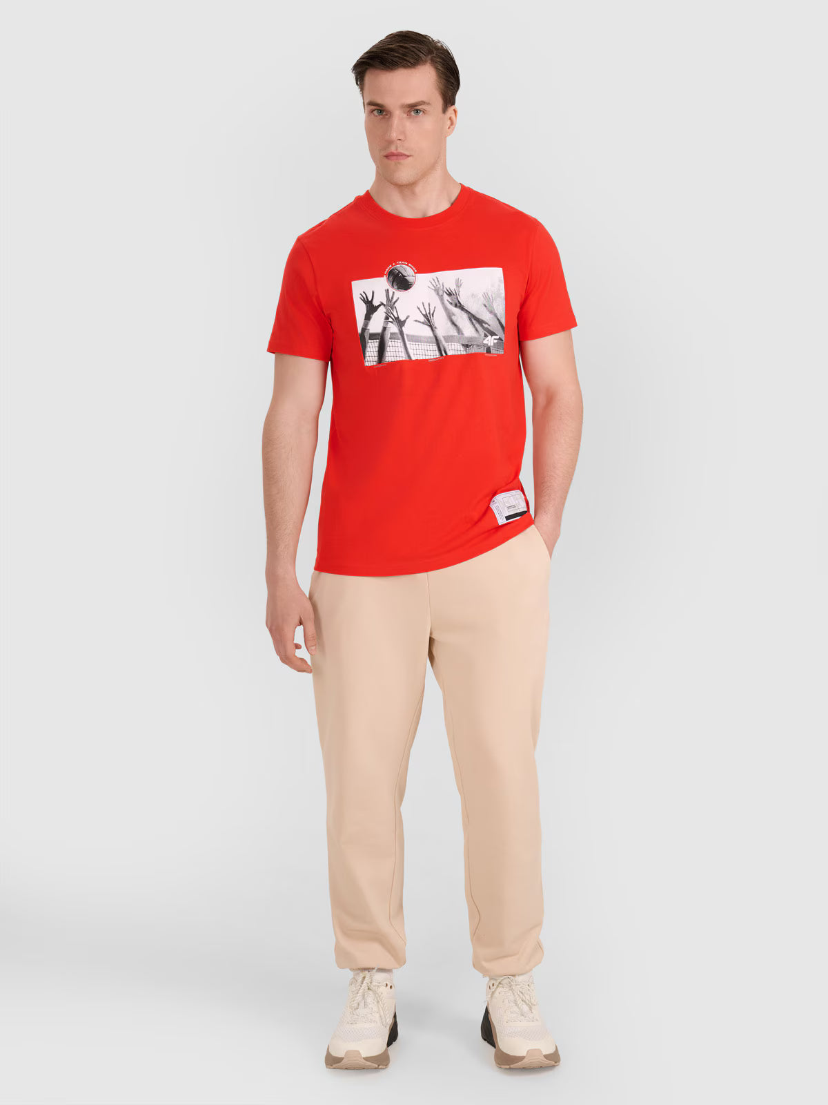 T-shirt regular z nadrukiem siatkarskim męski