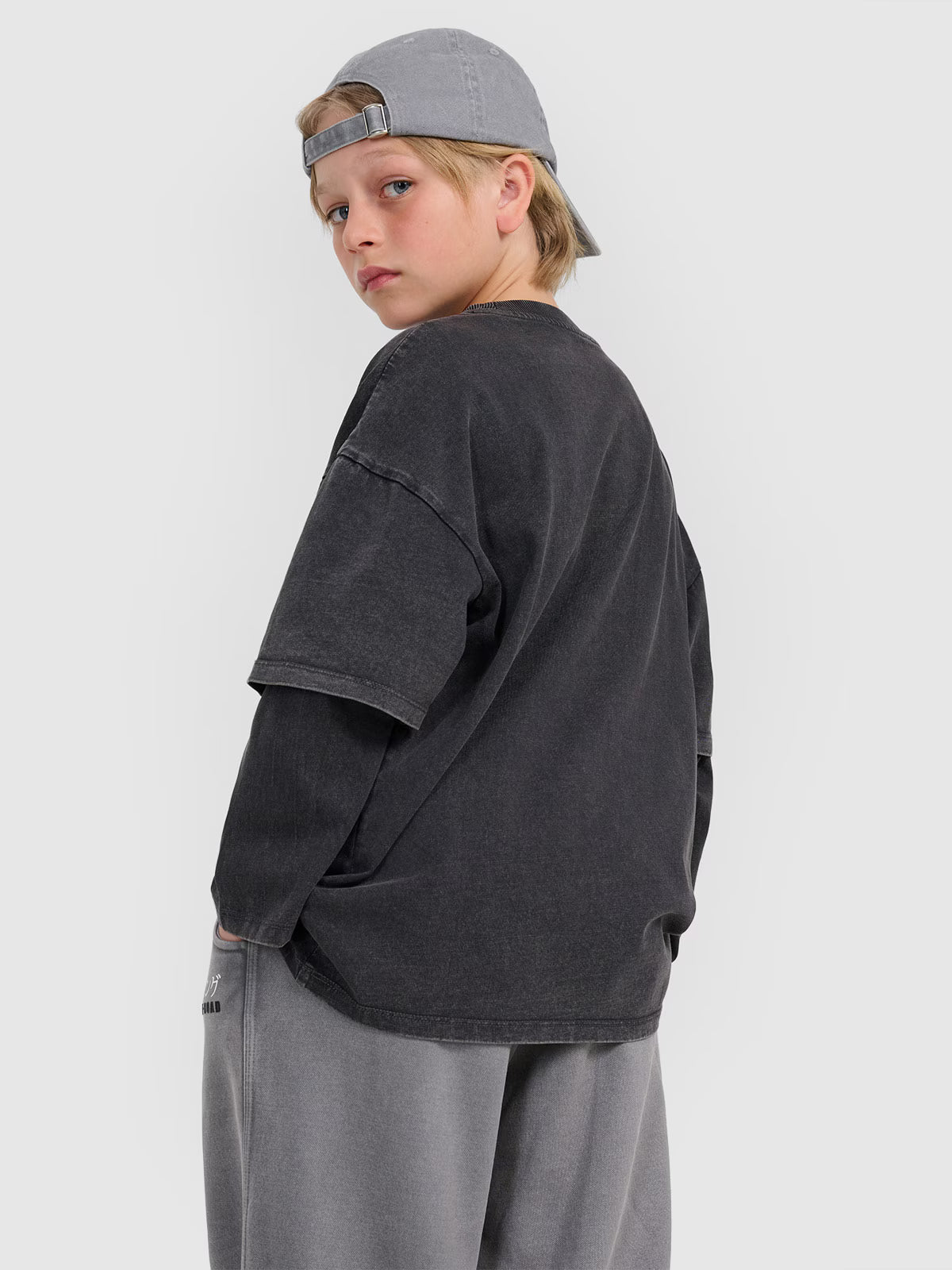 Longsleeve oversize z nadrukiem chłopięcy