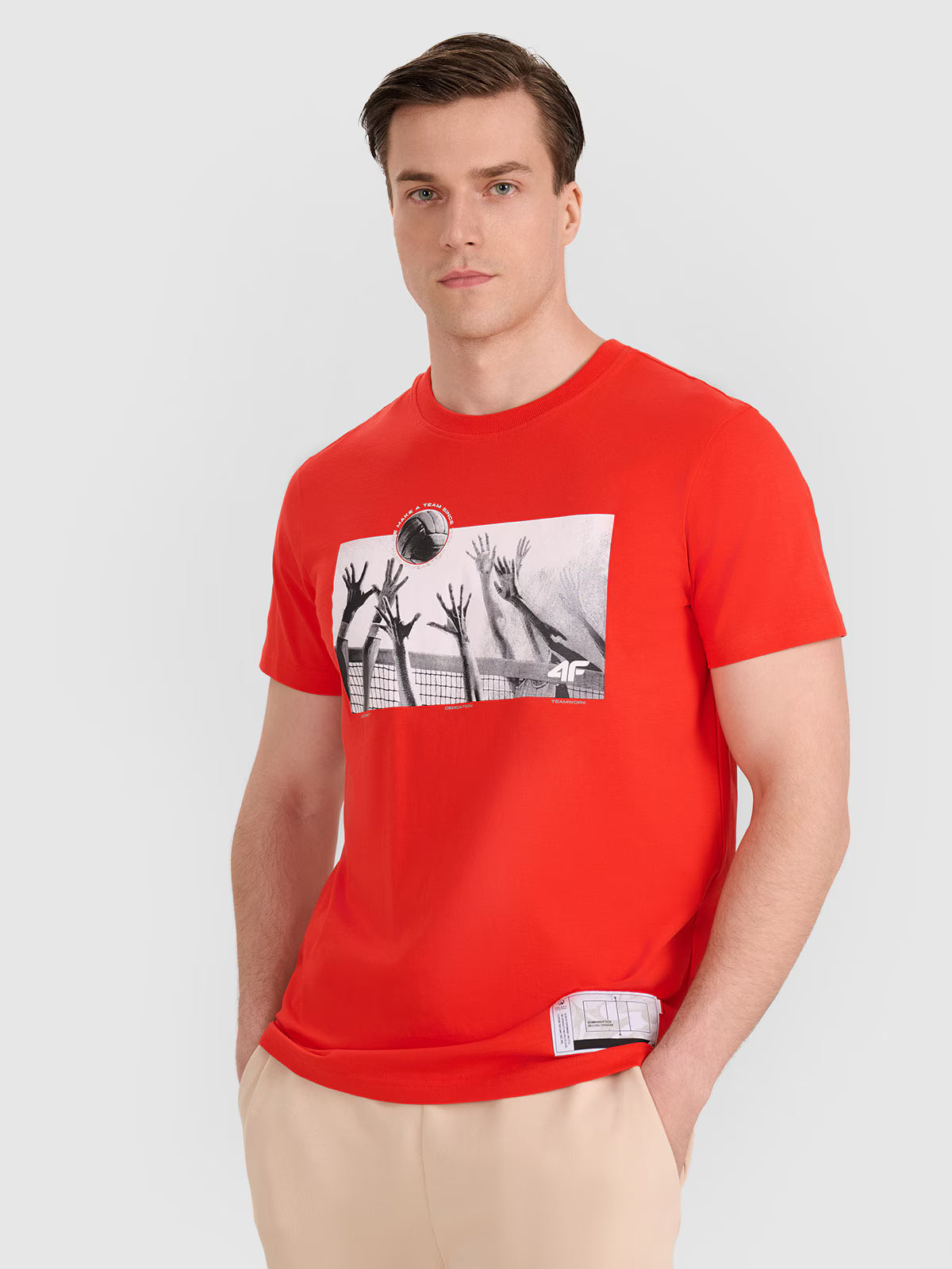 T-shirt regular z nadrukiem siatkarskim męski