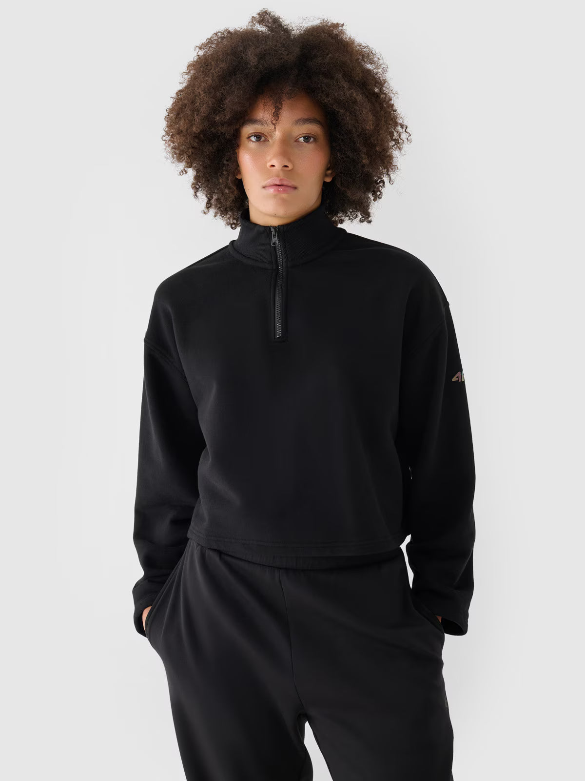 Bluza dresowa cropped nierozpinana bez kaptura damska