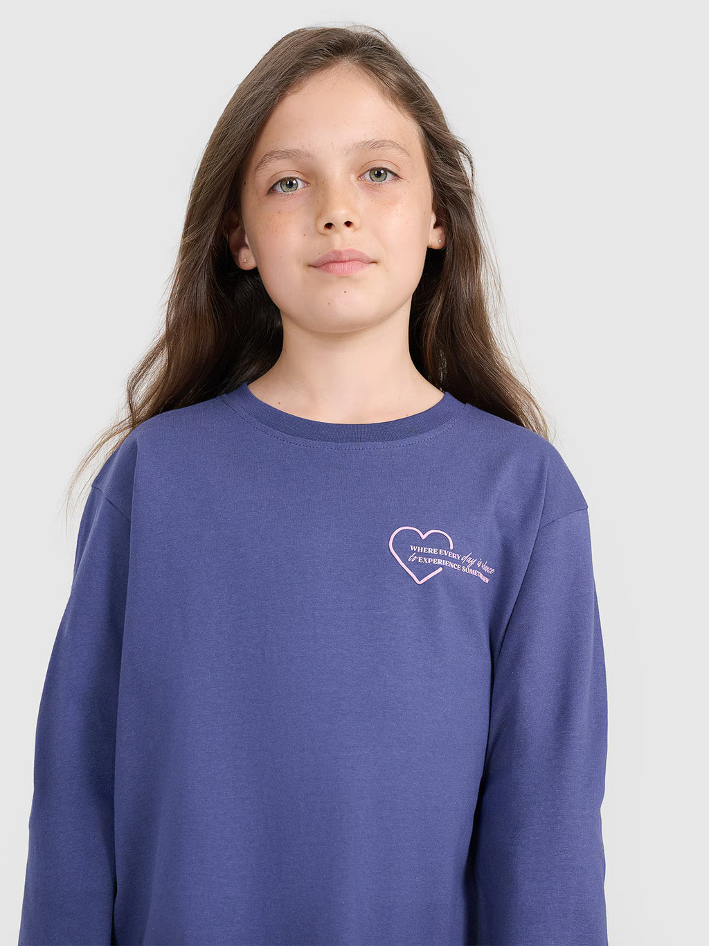 Longsleeve oversize z nadrukiem dziewczęcy