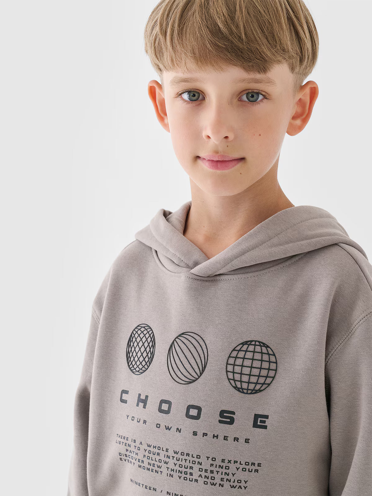 Bluza dresowa nierozpinana z kapturem chłopięca