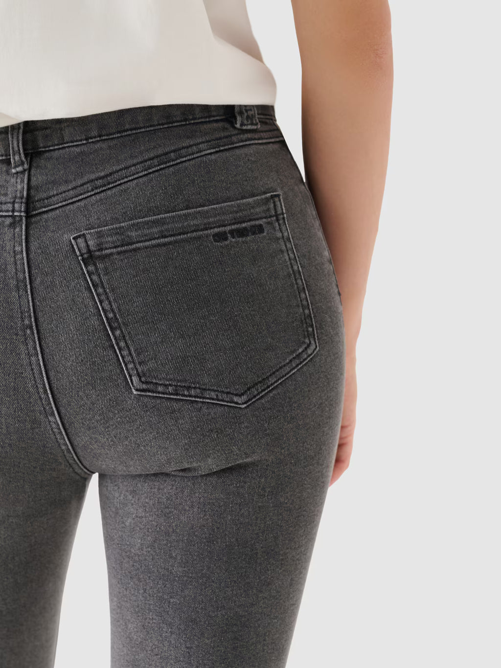 Jeansy o dopasowanym kroju skinny damskie Outhorn