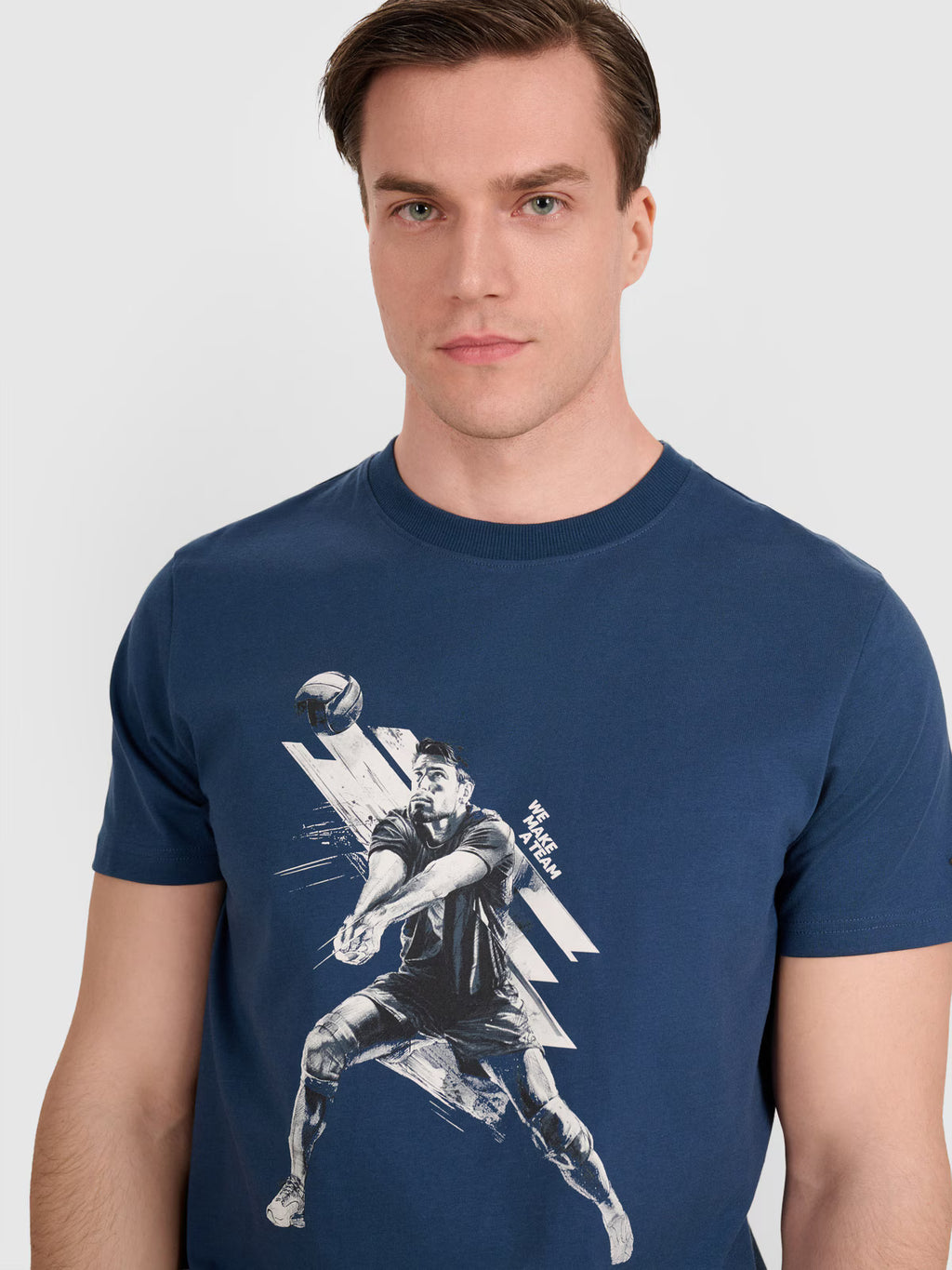 T-shirt regular z nadrukiem siatkarskim męski