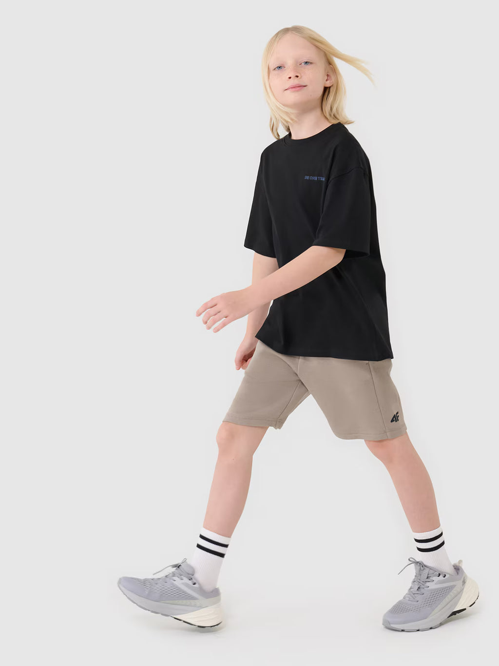 T-shirt oversize z napisem chłopięcy