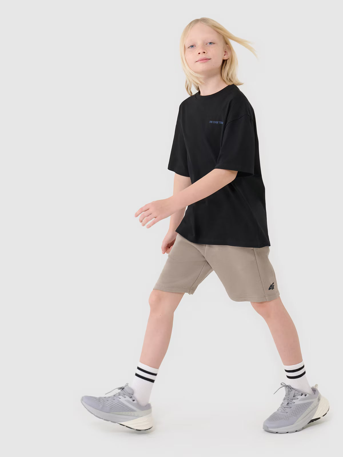 T-shirt oversize z napisem chłopięcy