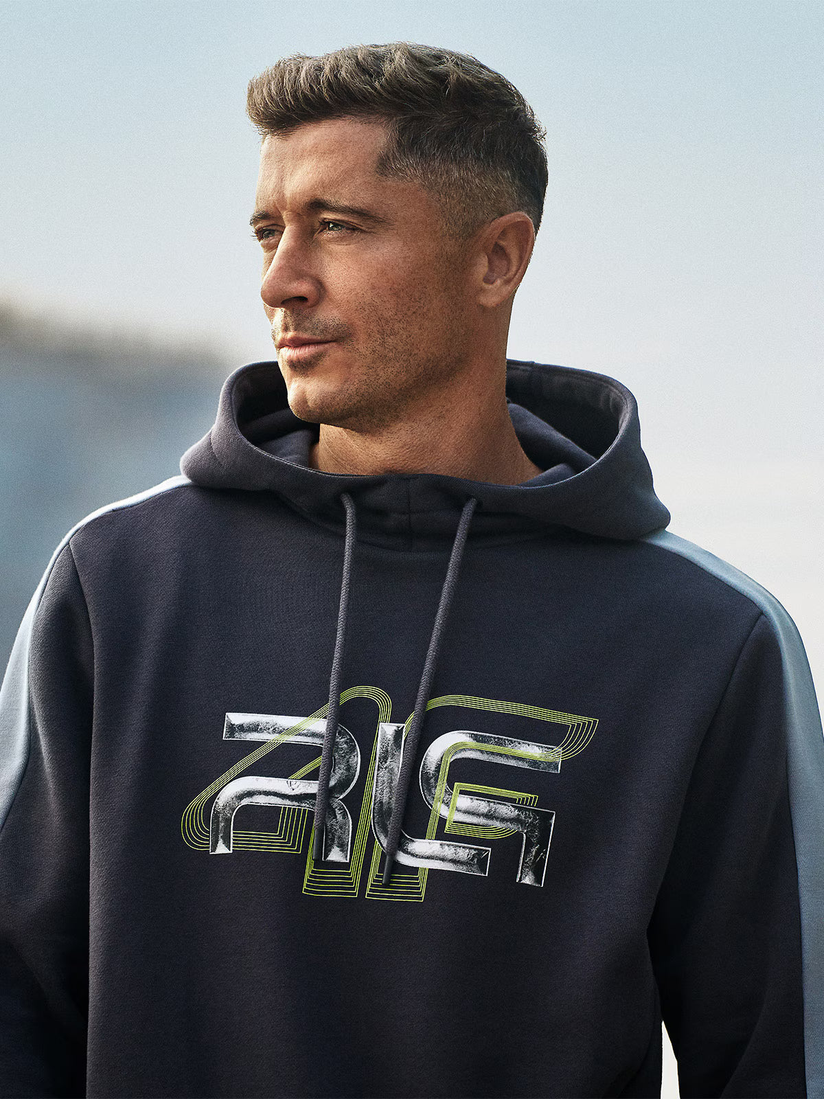 Bluza dresowa nierozpinana z kapturem męska 4F x Robert Lewandowski