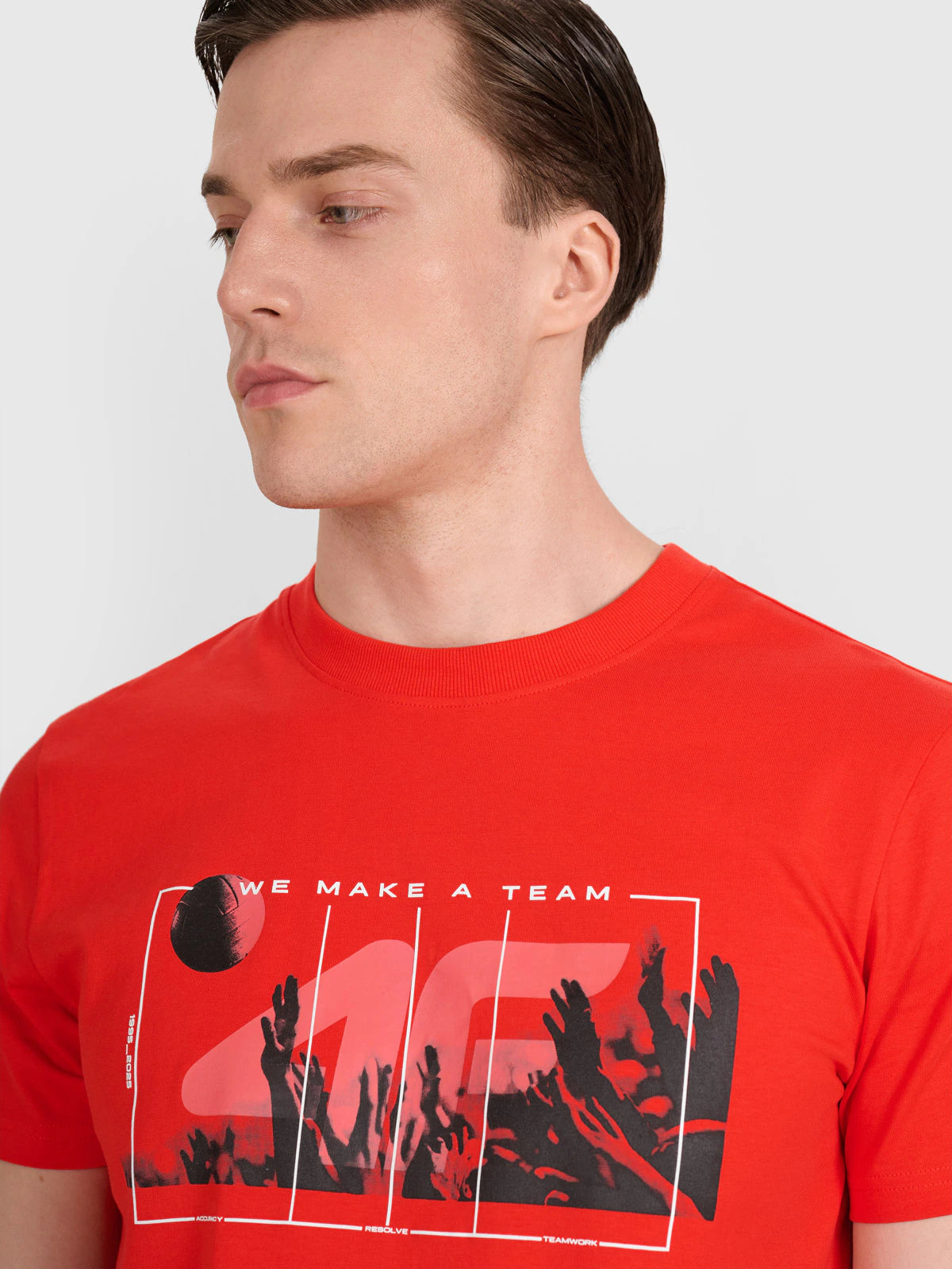 T-shirt regular z nadrukiem siatkarskim męski