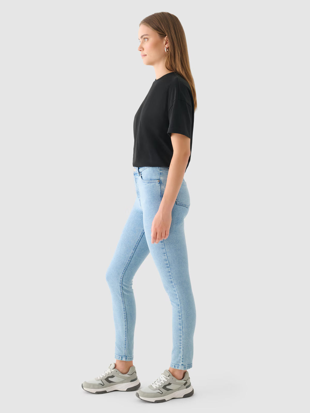 Jeansy o dopasowanym kroju skinny damskie Outhorn