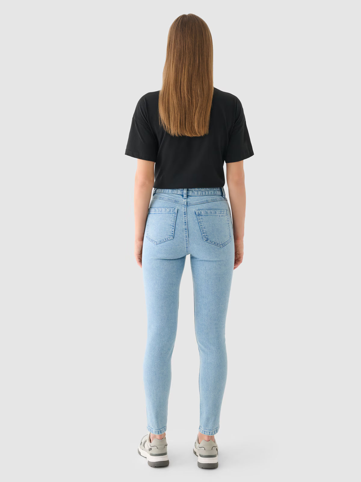 Jeansy o dopasowanym kroju skinny damskie Outhorn